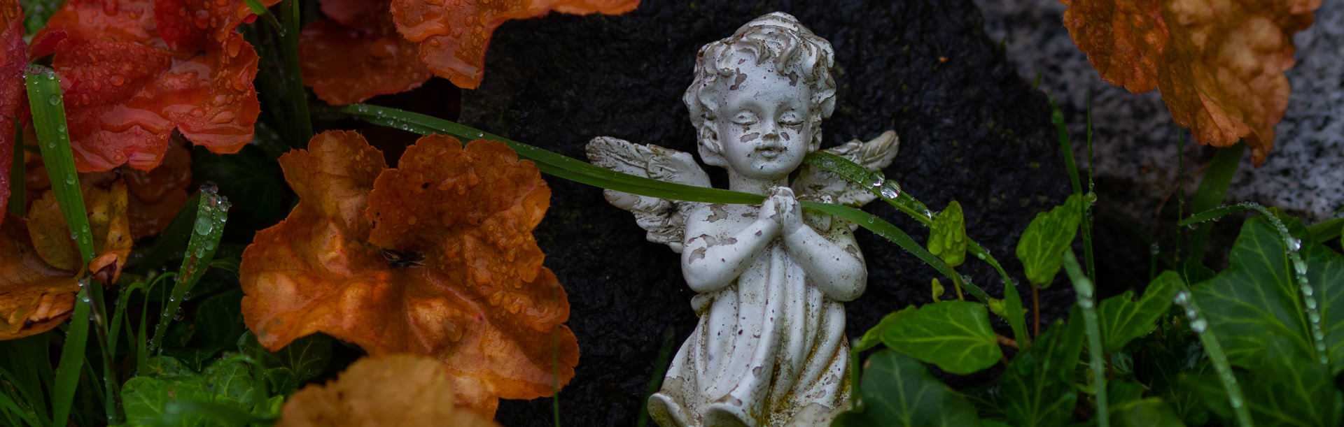 Symbolbild: Engelsfigur mit Blumen