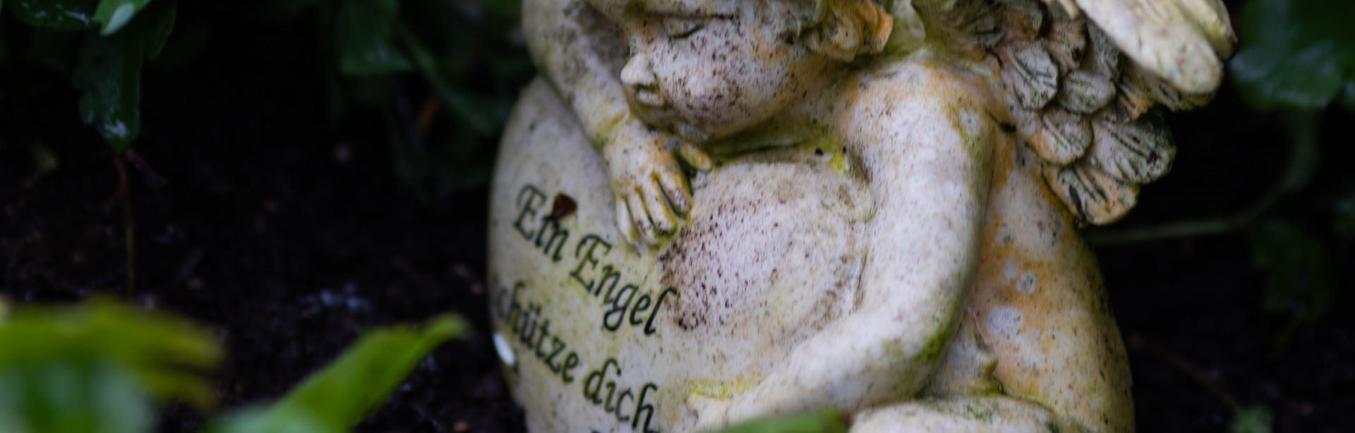 Engel umarmt ein Herz