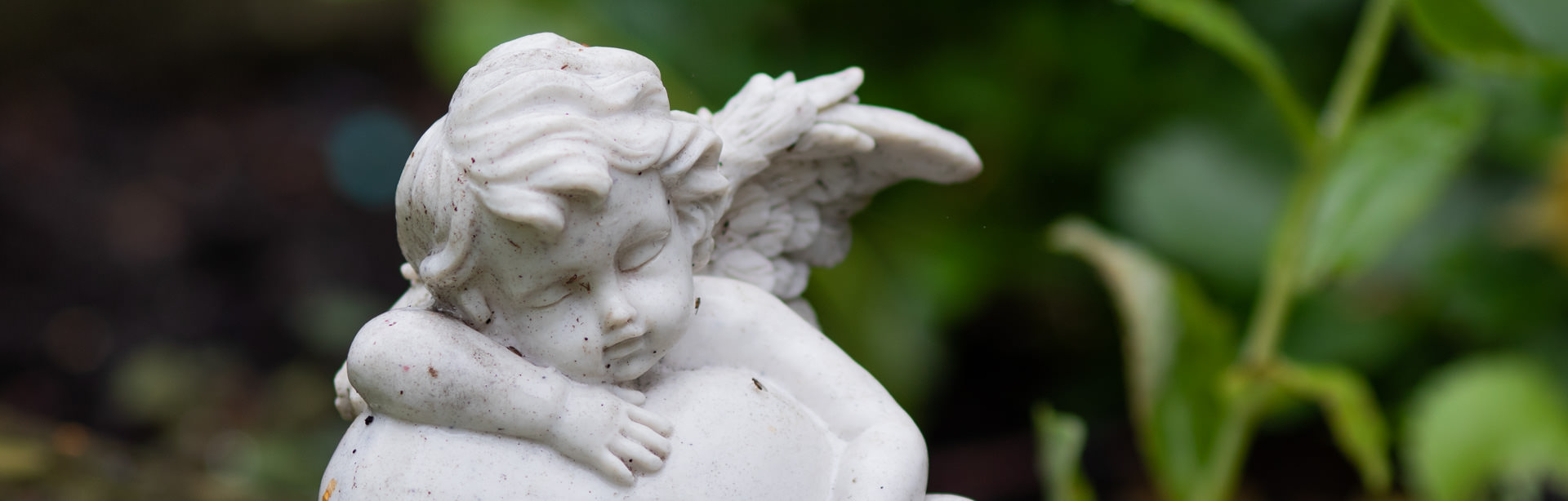 Engelfigur mit einem Flügel