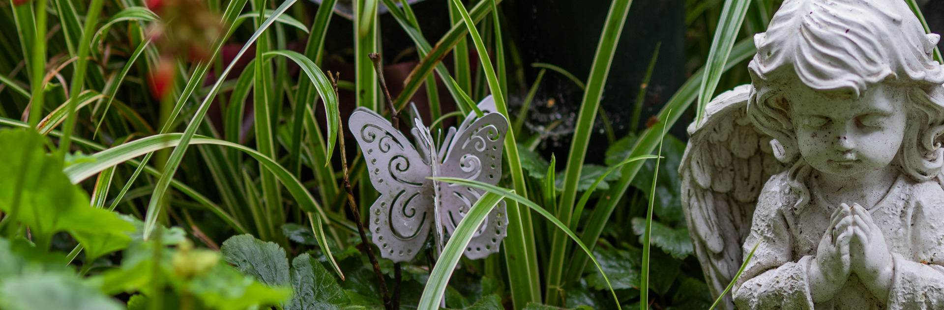 Engelsfigur und Schmetterling