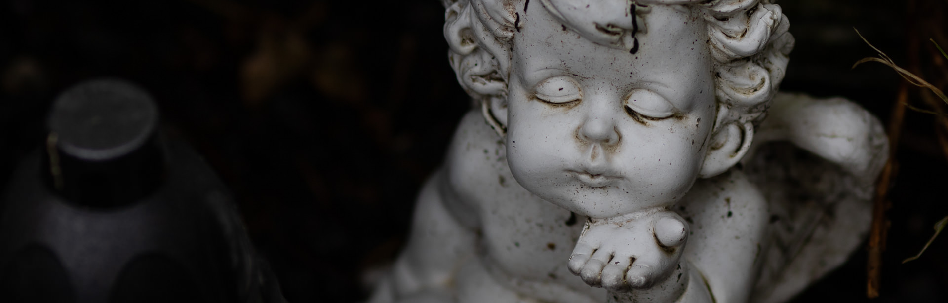 Engelsfigur und Grablicht