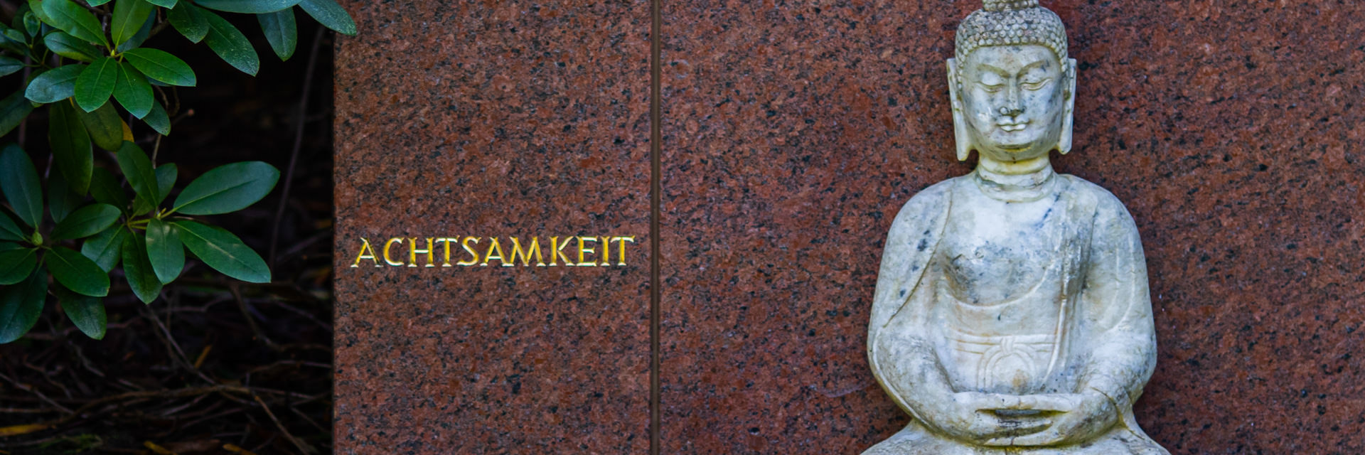 Symbolbild: Statue mit Schriftzug Achtsamkeit