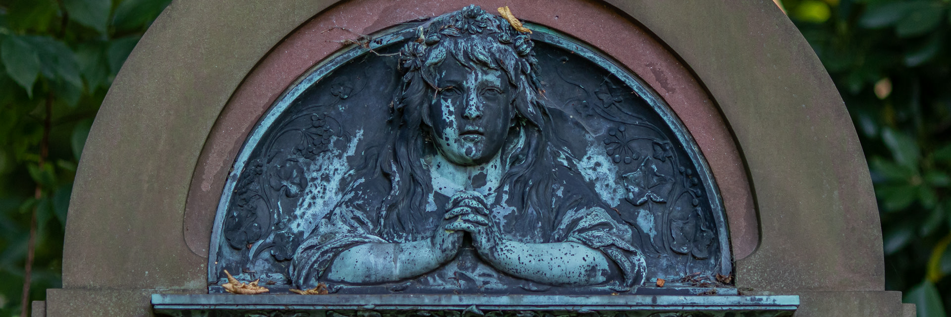 Symbolbild: Betender Engel