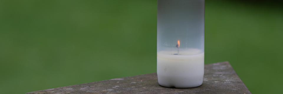 Symbolbild: Kerze auf einer Grabstätte